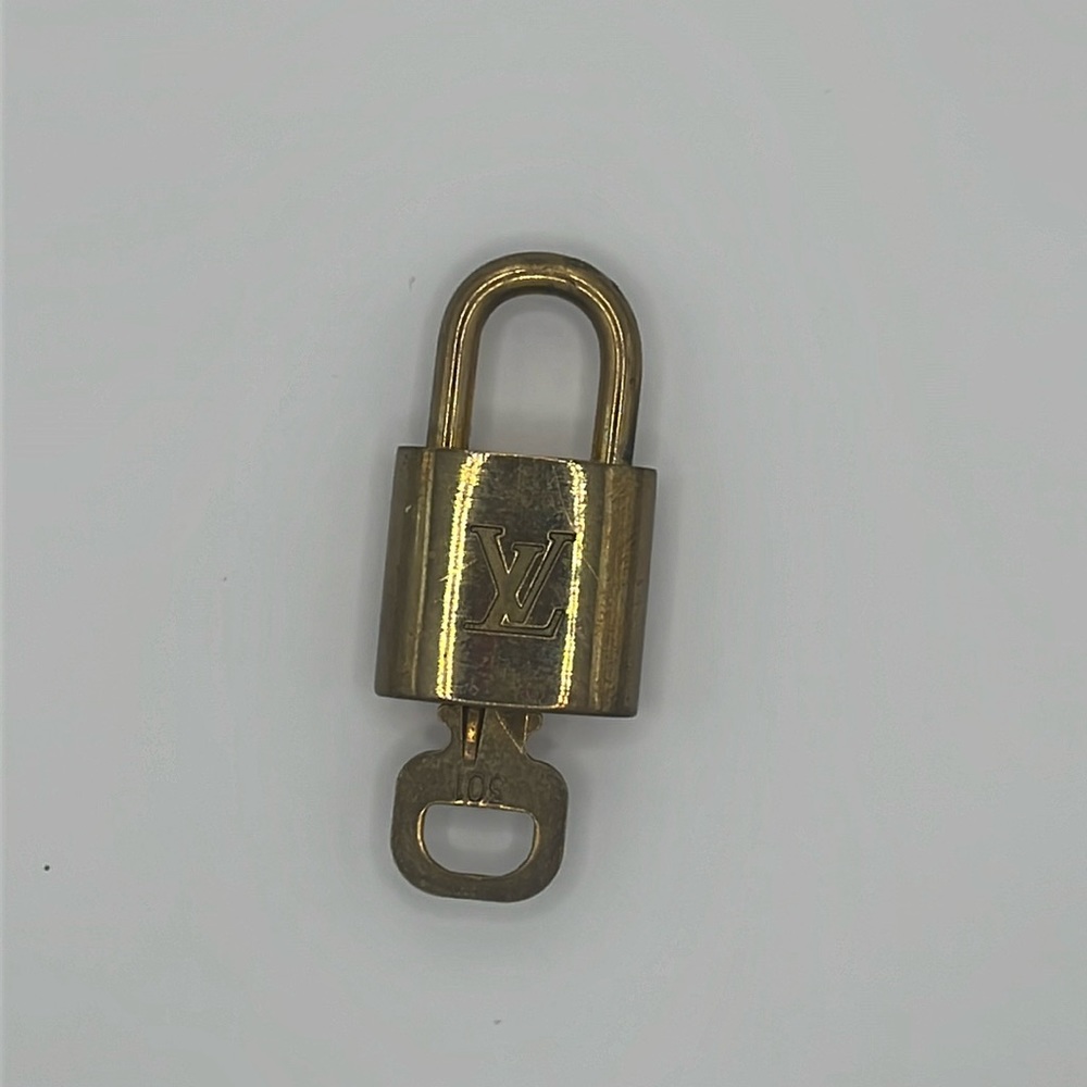 Louis Vuitton Lock 301
